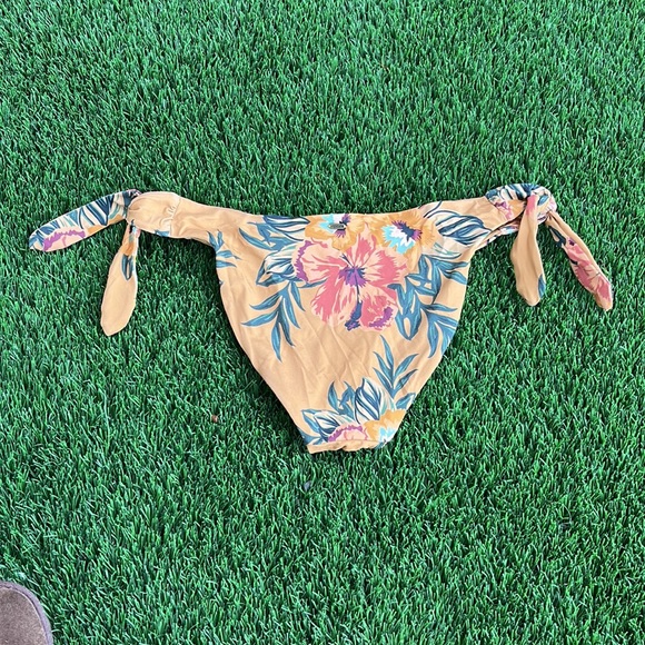 Ripcurl sz M bikini bottoms. Great condition. Gold/tropical pattern - Picture 2 of 4